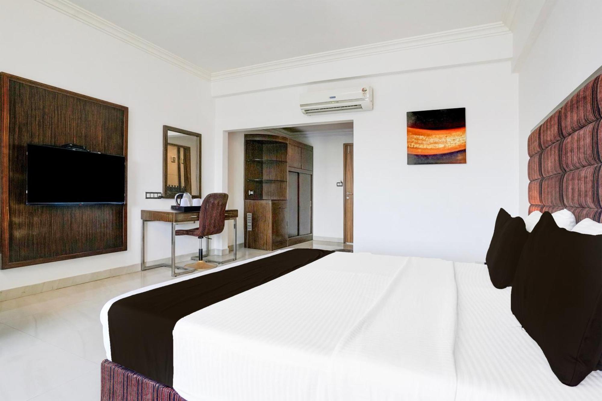 Super Townhouse Oak Bharuch Near Railway Station Formerly Hotel Kohinoor Exterior photo